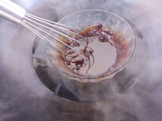 巧克力草莓🍓,开中火，用蛋抽不停的搅拌
