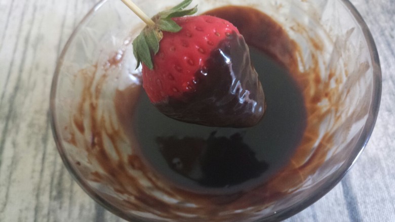 巧克力草莓🍓,四圈都沾上巧克力液就可以，不要都沾满，底下留一点草莓露出来比较好看