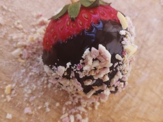 巧克力草莓🍓,趁巧克力液没有凉透干掉，在饼干碎上滚一圈，沾满就可以
