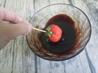 巧克力草莓🍓,然后在巧克力液里面滚一圈