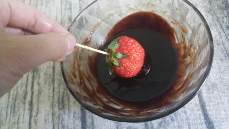 巧克力草莓🍓,然后在巧克力液里面滚一圈