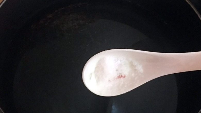 沙拉脆皮虾,锅中倒入适量水，倒入一勺盐，滴几滴色拉油烧开。