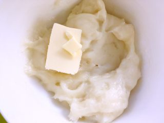 麻薯抹茶软欧,加入黄油，搅拌均匀，面团的余温就能将黄油融化