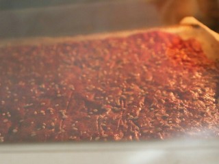蜜汁猪肉脯,放进烤箱中层，上下火170至180度烤十到十五分钟，时刻观察肉片的颜色，不要烤焦
