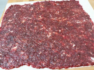 蜜汁猪肉脯,再擀平，厚度约三四毫米，不要太厚。烤箱提前预热180度。