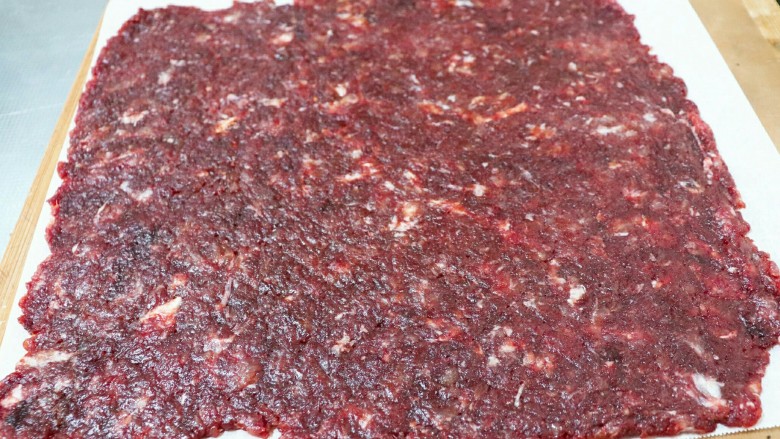 蜜汁猪肉脯,再擀平，厚度约三四毫米，不要太厚。烤箱提前预热180度。