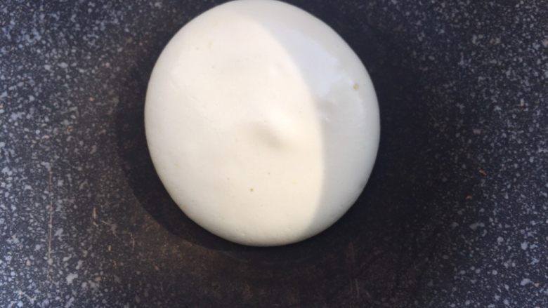 原味松饼（蛋白打发版）,用勺子舀一勺放入平底锅，平底锅不用放油