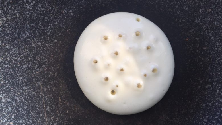 原味松饼（蛋白打发版）,表面出现气泡时即可翻面