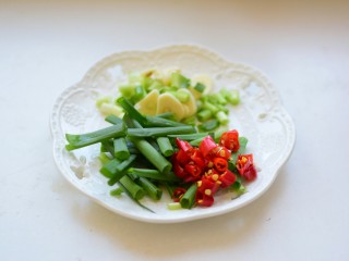 清炒娃娃菜,切蒜片，小蔥一半切斷一半切蔥花，紅米椒切段。