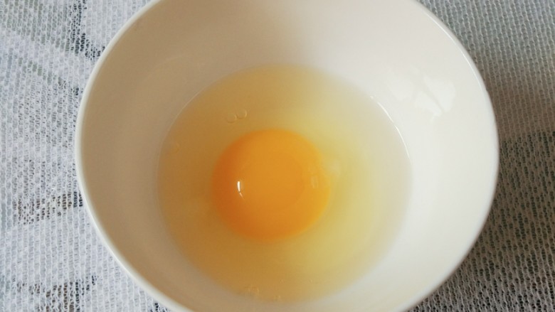 杏仁酥,鸡蛋一个敲入碗中
