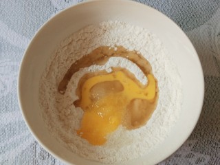 杏仁酥,加入蛋液10克