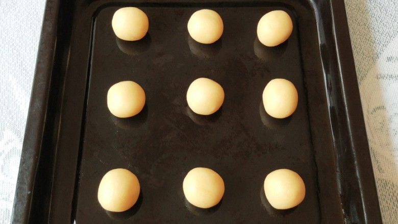 杏仁酥,把面团分成均匀的9个小面团，大约22克一个，先搓圆。