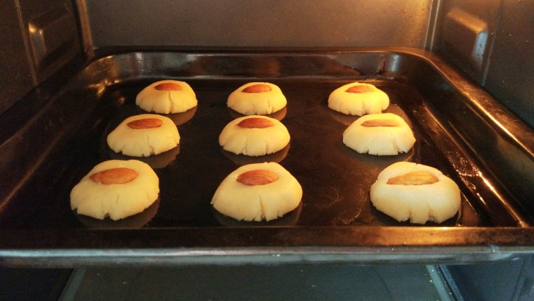 杏仁酥,烤箱120度预热，中层（上面数下来第二层）上管130℃下管120℃烤制25分钟。