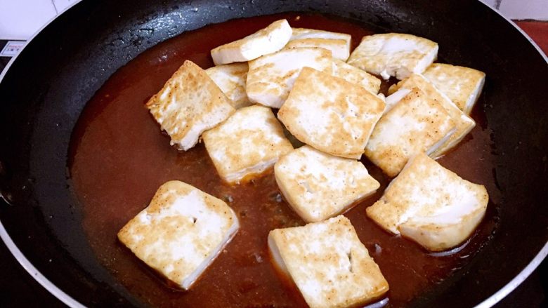 糖醋脆皮豆腐,放入豆腐，大火翻炒至酱汁均匀的挂在豆腐上