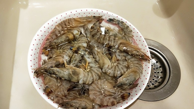 清煮九节虾,在放水池冲洗干净。