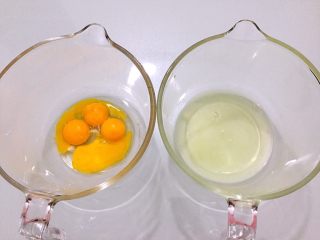 原味蛋糕卷,蛋白和蛋黄分开放在两个无水无油的盆中