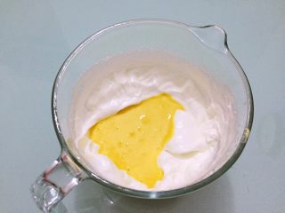 原味蛋糕卷,拌好的蛋黄糊倒回蛋白中，上下或翻拌拌匀