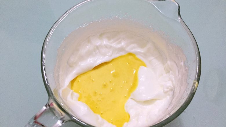 原味蛋糕卷,拌好的蛋黄糊倒回蛋白中，上下或翻拌拌匀