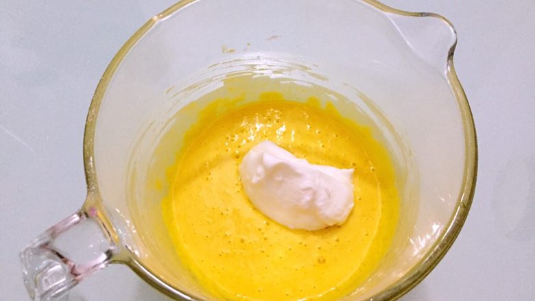 原味蛋糕卷,把蛋白的三分之一倒入蛋黄糊中，上下或翻拌拌匀