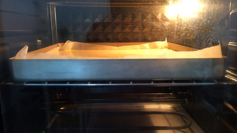 原味蛋糕卷,放进预热好的烤箱，上下火180度，中层20分钟