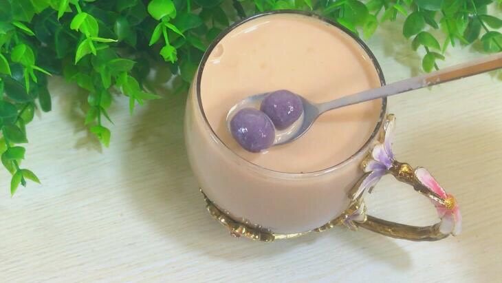 紫薯丸子奶茶,再倒入丸子 完美的紫薯小圆子奶茶