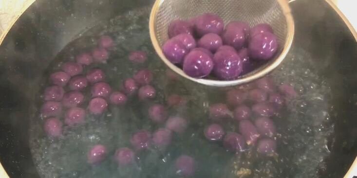 紫薯丸子奶茶,丸子漂浮起来后 即可捞出