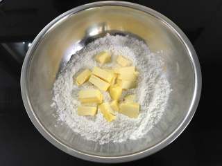 香芋紫薯酥,把低粉、糖粉、盐混匀后加入软化的黄油。