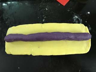 香芋紫薯酥,香芋紫薯馅130克左右搓成和面片一样长短。