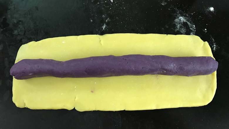香芋紫薯酥,香芋紫薯馅130克左右搓成和面片一样长短。