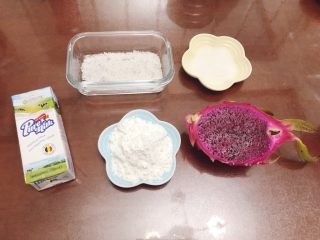 火龙果牛奶椰蓉小方,准备好材料，这里因为我做给宝宝吃的，所以糖比较少，大人吃觉得不够甜可以自行增加