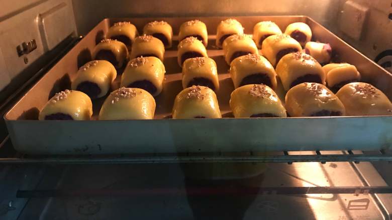 香芋紫薯酥,入预热好的烤箱，上下火，中层，180度，20-25分钟左右。