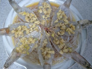 花开富贵蒜蓉粉丝虾,把做好的蒜汁浇上去，尽量让蒜在虾肉上