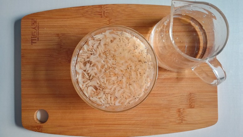 春季补钙食谱-虾皮火腿饼,虾皮用清水浸泡30分钟
