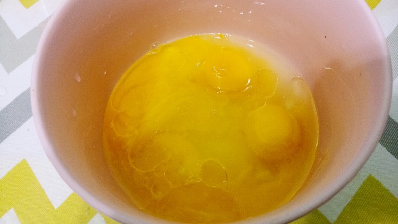 水果奶油蛋糕,鸡蛋黄里面加水和色拉油，搅拌均匀