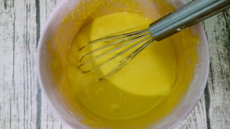 水果奶油蛋糕,然后搅拌至均匀无颗粒，不要画圈搅拌，z字形搅拌，不然会起筋