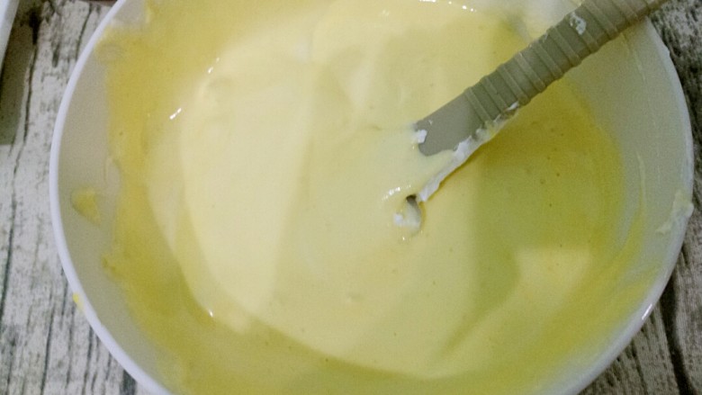 水果奶油蛋糕,搅拌均匀，也是z字形搅拌，避免蛋白消泡