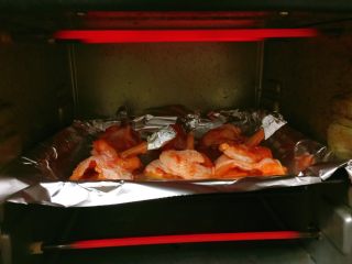 奥尔良烤鸡翅根,烤箱预热250度，中层，上下火。