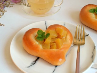 超软爱心黄桃面包（波兰种）,加上水果的清甜，做为早餐下午茶都是棒棒哒。