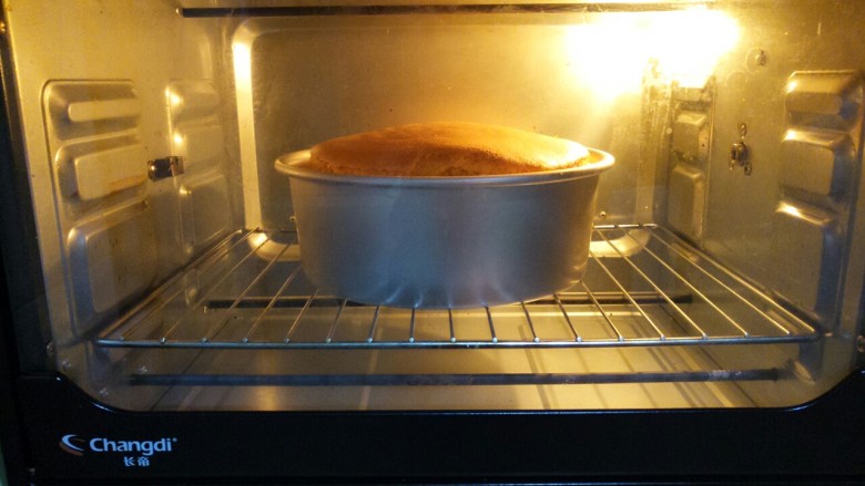 水果奶油蛋糕,然后烤箱预热，预热好之后150度上下火，烤一个小时，烤箱中下层