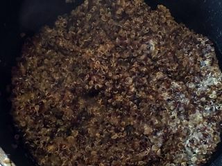 藜麦贝果,将藜麦沥干水份倒入锅中，再倒入920克水熬煮藜麦20分钟，这是煮好的状态。