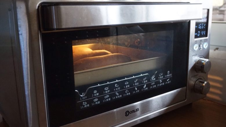 奥利奥可可面包棒,东菱K40C烤箱预热165度，中下层，烘烤15分钟