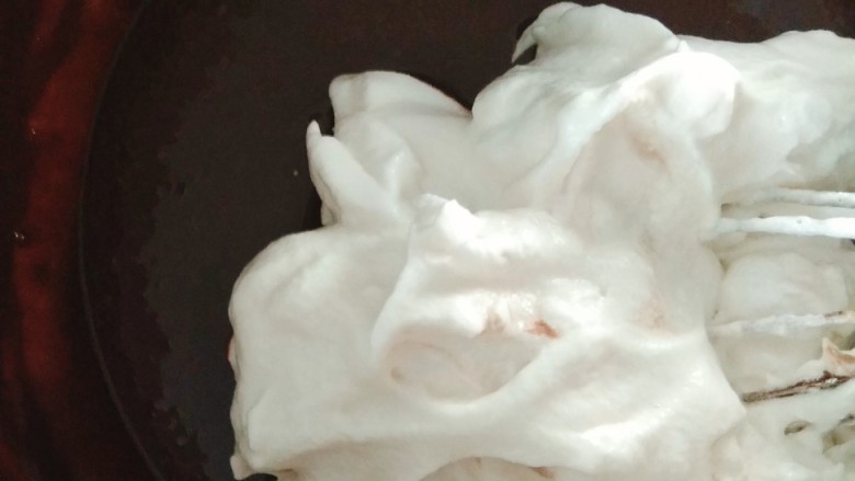 网红脏脏蛋糕~~安安原创食谱,取三分之一蛋白霜加入到蛋黄糊里；