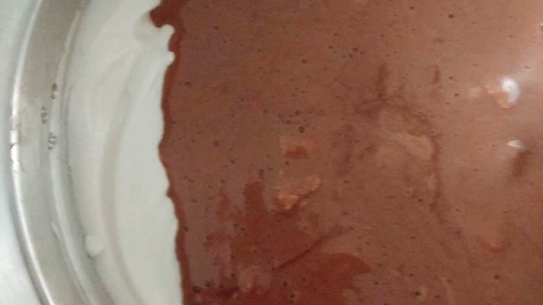 网红脏脏蛋糕~~安安原创食谱,混合好的蛋黄糊倒回剩余的蛋白霜中；
