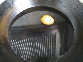 油菜鸡丝面,另起锅放入清水，鸡蛋洗净，冷水下锅，烧开