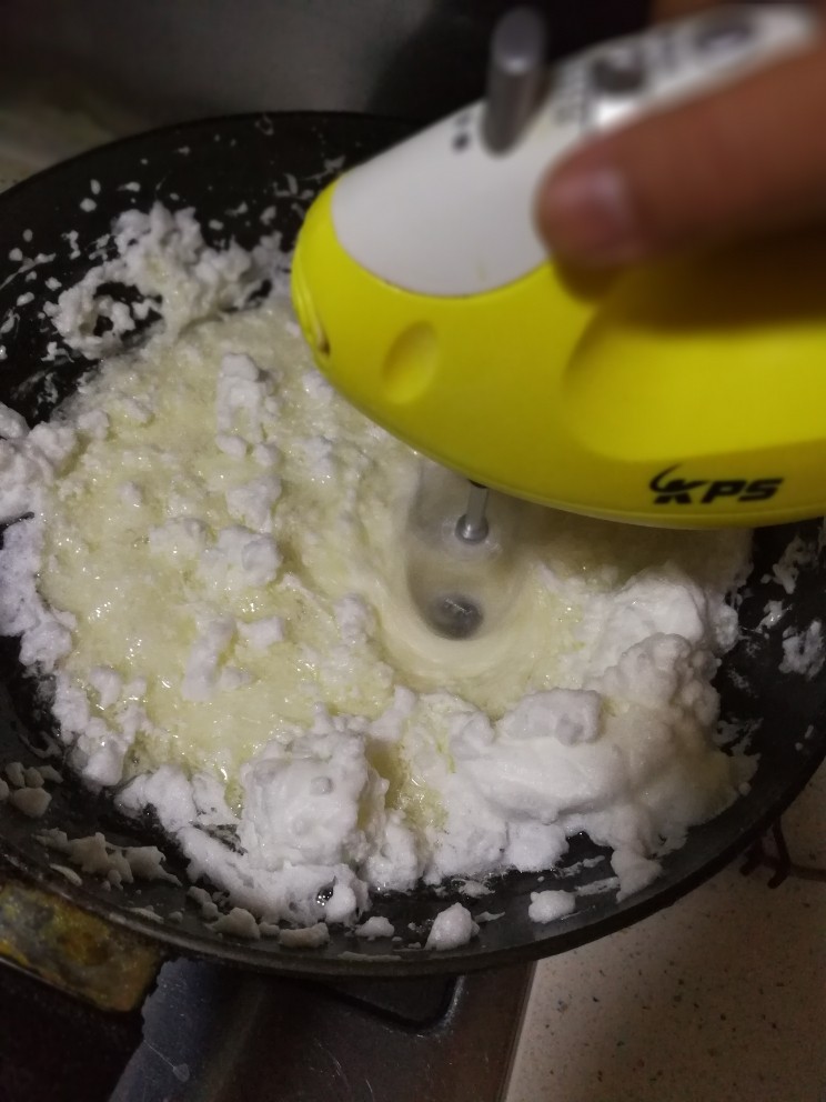 牛扎雪花酥,锅内麦芽糖温度升到135℃时，关火，倒入打发好的蛋白，并用打蛋器低速将蛋白和麦芽糖拌匀。