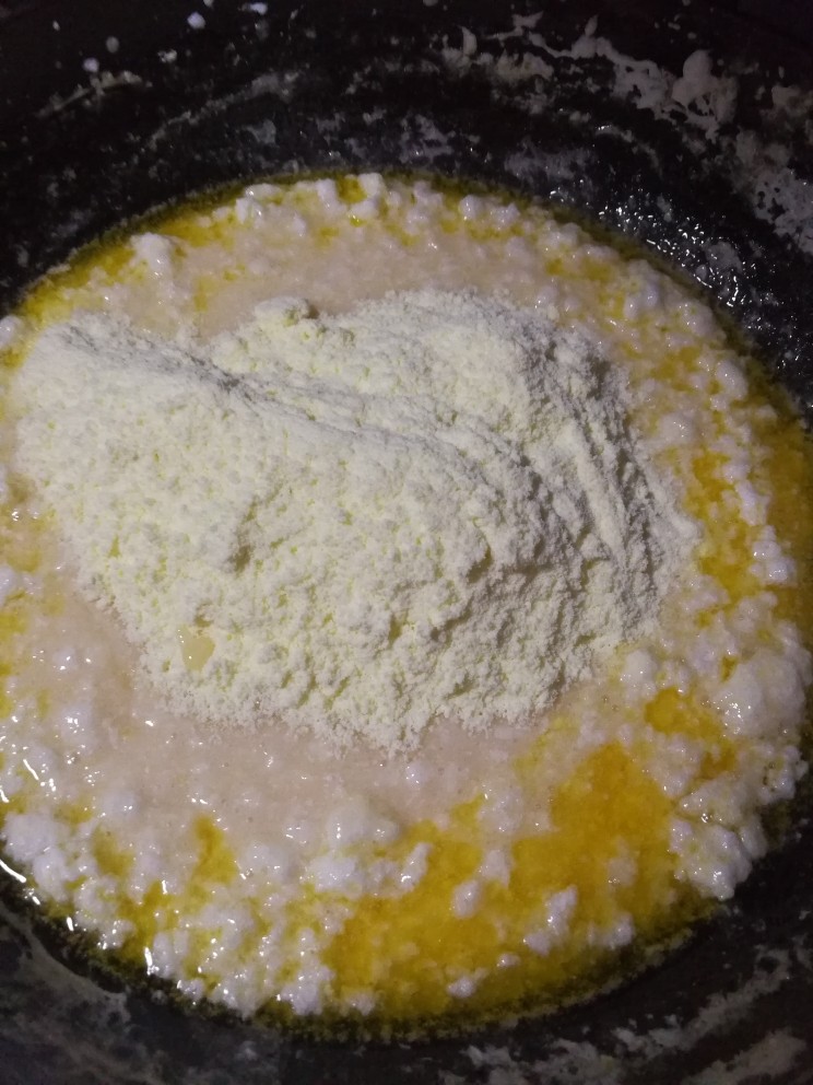 牛扎雪花酥,加入200g全脂奶粉，用木铲搅拌均匀。