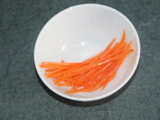 韩式拌饭,胡萝卜切细丝