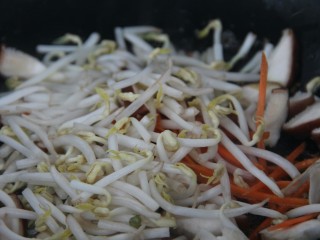 韩式拌饭,然后锅里热油，把豆芽和香菇炒香