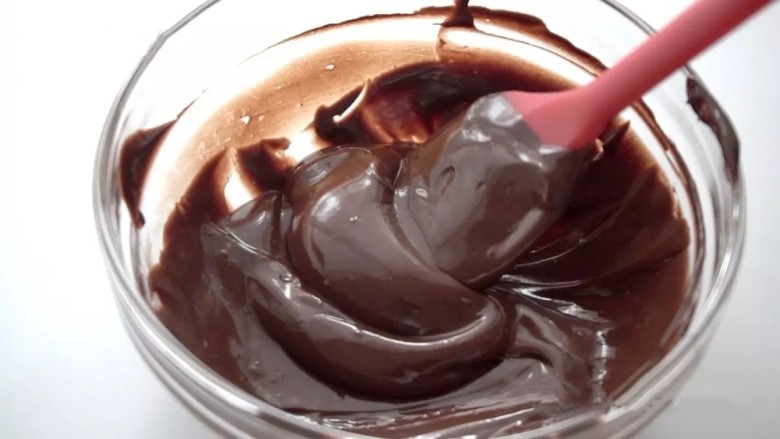 滴落巧克力蛋糕,搅拌到顺滑，稍冷却，让巧克力甘纳许达到合适的稠度