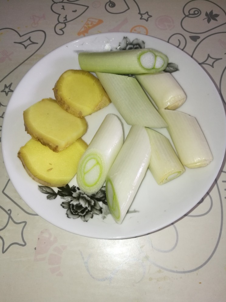 菜谱#黄芪首乌大枣乌鸡汤#创建于(7/5~2018),调料;葱姜适量。